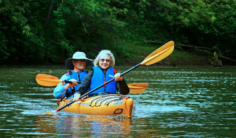 what-to-wear-kayaking-canoeing