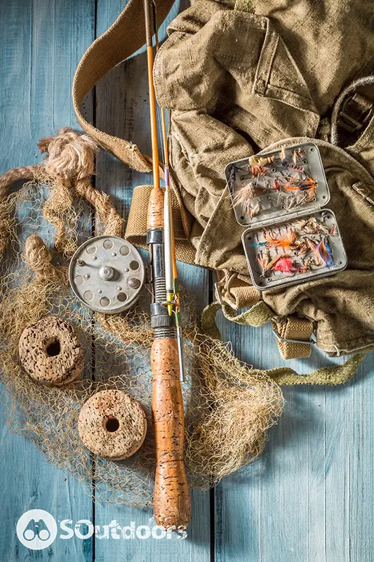 Old equipment for fishing with fishing rod, corks and lures